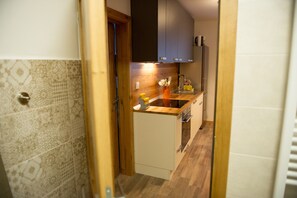 Departamento familiar, planta baja | Cocina privada | Refrigerador con congelador, horno, parrilla de estufa y lavavajillas