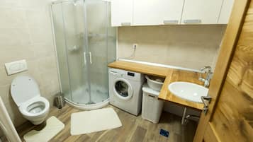 Familienapartment, Erdgeschoss | Badezimmer | Dusche, Haartrockner, Hausschuhe, Handtücher