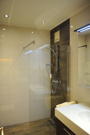 Deluxe Double Room | Bathroom | Deep-soaking bathtub, hair dryer, bathrobes, towels
