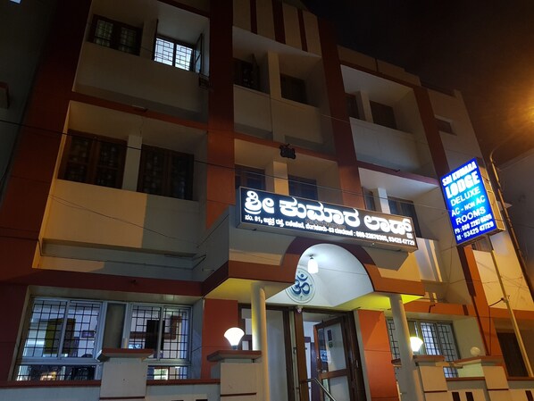 A multi-story building with a signboard for a hotel named "Sri Konda Lodge Deluxe AC - Non AC Rooms". - Sri Kumara Lodge (Bengaluru)