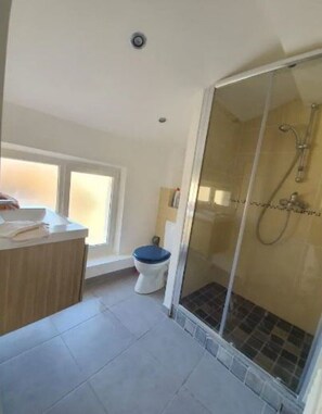 Serviettes fournies, papier toilette