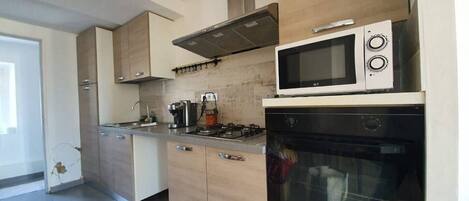 雪櫃、微波爐、焗爐、爐具