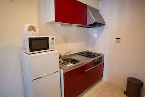 Réfrigérateur, micro-ondes, plaque de cuisson
