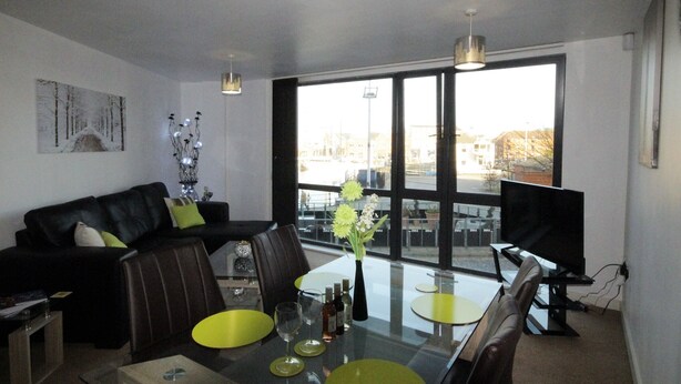 Marina Water View Apartment | 거실 공간