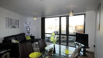 Marina Water View Apartment | Zona de estar | Una televisión de pantalla plana, un reproductor de DVD