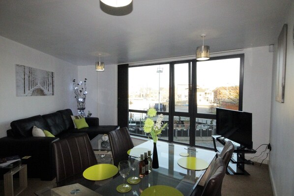 Marina Water View Apartment | 客廳 | 平面電視、DVD 播放機