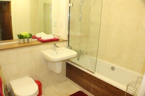 Marina Water View Apartment | Bathroom | Separate tub and shower, hair dryer, towels - Marina Water View Apartment (Hull)