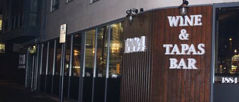 Vista frontal de la propiedad por la tarde o noche