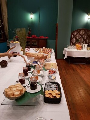 Free daily buffet breakfast