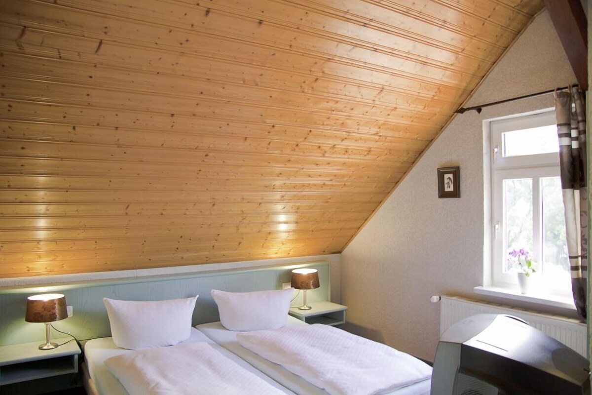 Zimmersafe, Schreibtisch, Verdunkelungsvorhänge, Bügeleisen/Bügelbrett