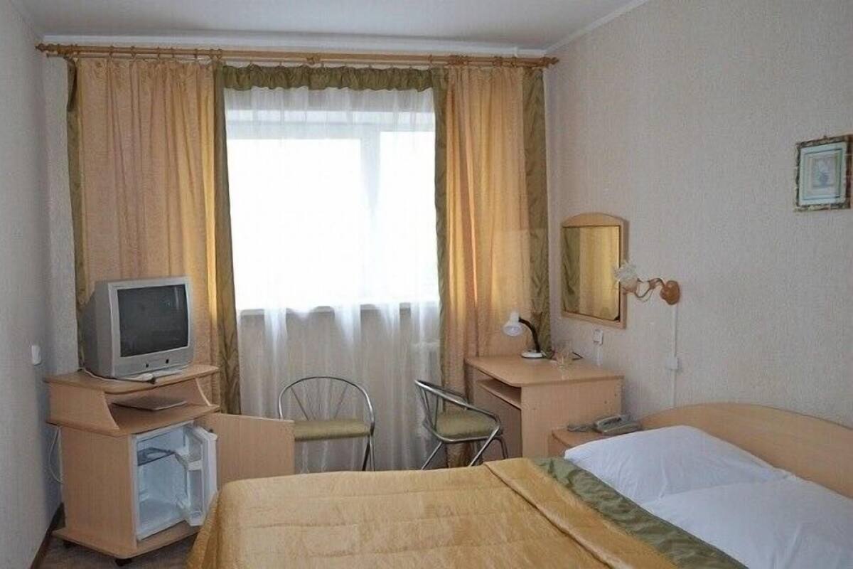 舒适双人房 | 办公桌、免费 WiFi、床单