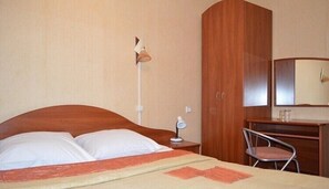 Escritorio, wifi gratis y ropa de cama 