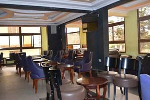 Melayani sarapan, makan siang, makan malam; sajian masakan lokal 