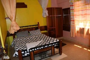 Kamar Single Standar | Meja kerja, ruang kerja ramah laptop, dan setrika/meja setrika