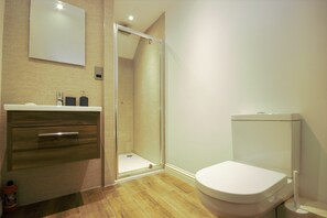 HU1 City Centre Hub Apartment | Bathroom | Hair dryer, bathrobes, towels, soap - HU1 City Centre Hub (Hull)