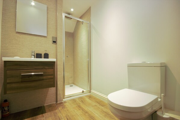 HU1 City Centre Hub Apartment | Baño | Secadora de cabello, batas, toallas, jabón
