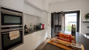 HU1 City Centre Hub Apartment | Shared kitchen | Espresso maker, coffee/tea maker, full-sized fridge, microwave - HU1 City Centre Hub (Hull)