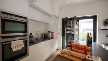 HU1 City Centre Hub Apartment | Cocina compartida | Frigorífico grande, microondas, horno y placa de cocina