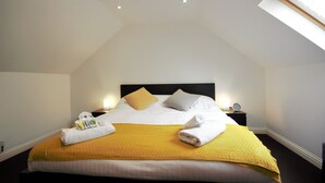 HU1 City Centre Hub Apartment | 3 bedrooms, iron/ironing board, free WiFi, bed sheets - HU1 City Centre Hub (Hull)