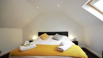 HU1 City Centre Hub Apartment | 3 bedrooms, iron/ironing board, free WiFi, bed sheets