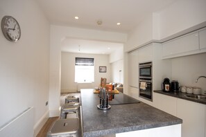 HU1 City Centre Hub Apartment | Cuisine privée | Grand réfrigérateur, micro-ondes, four, plaque de cuisson