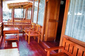 Deluxe Cabin | Terrace/patio