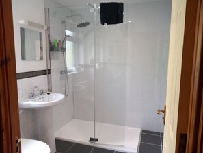 Combined shower/bathtub, hair dryer, towels, soap - Beachview Cottage A green door 3bedrooms (Cushendun)