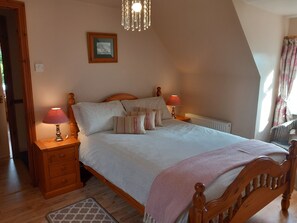 3 chambres, fer et planche à repasser, Wi-Fi, draps fournis