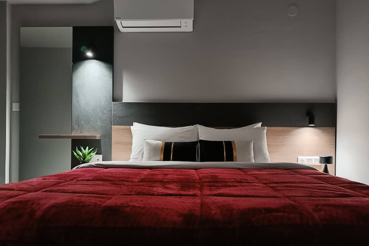 King Deluxe Room | 1 bedroom, premium bedding, Tempur-Pedic beds, in-room safe