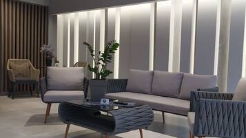 Smart TV 32-inci dengan saluran TV satelit dan TV