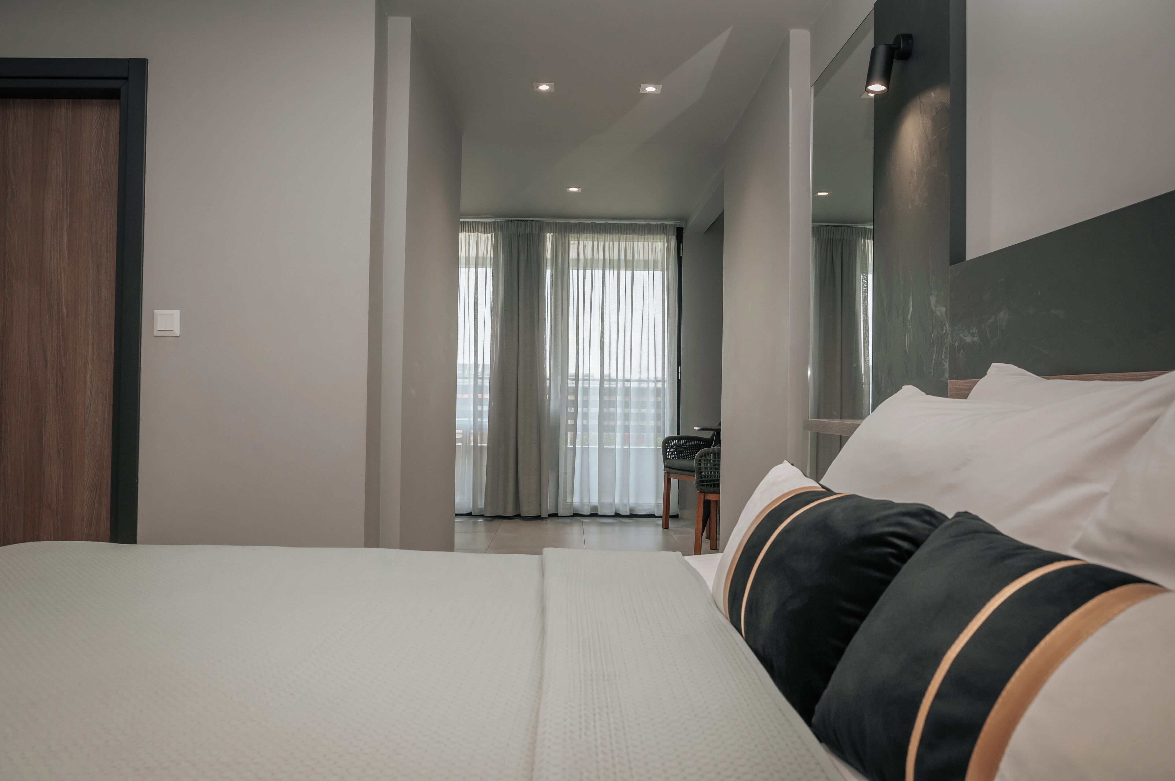 King Deluxe Room | Ropa de cama de alta calidad, colchones Tempur-Pedic, caja fuerte