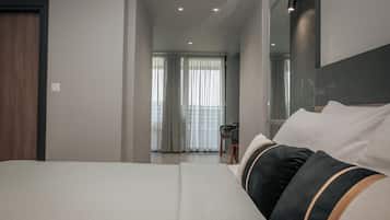 King Deluxe Room | Ropa de cama de alta calidad, colchones Tempur-Pedic, caja fuerte