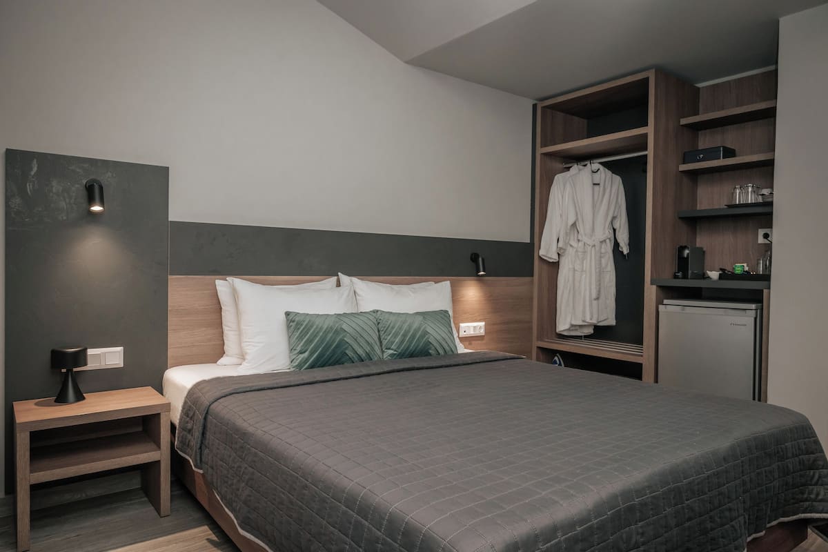 Queen Deluxe Room | 1 bedroom, premium bedding, Tempur-Pedic beds, in-room safe