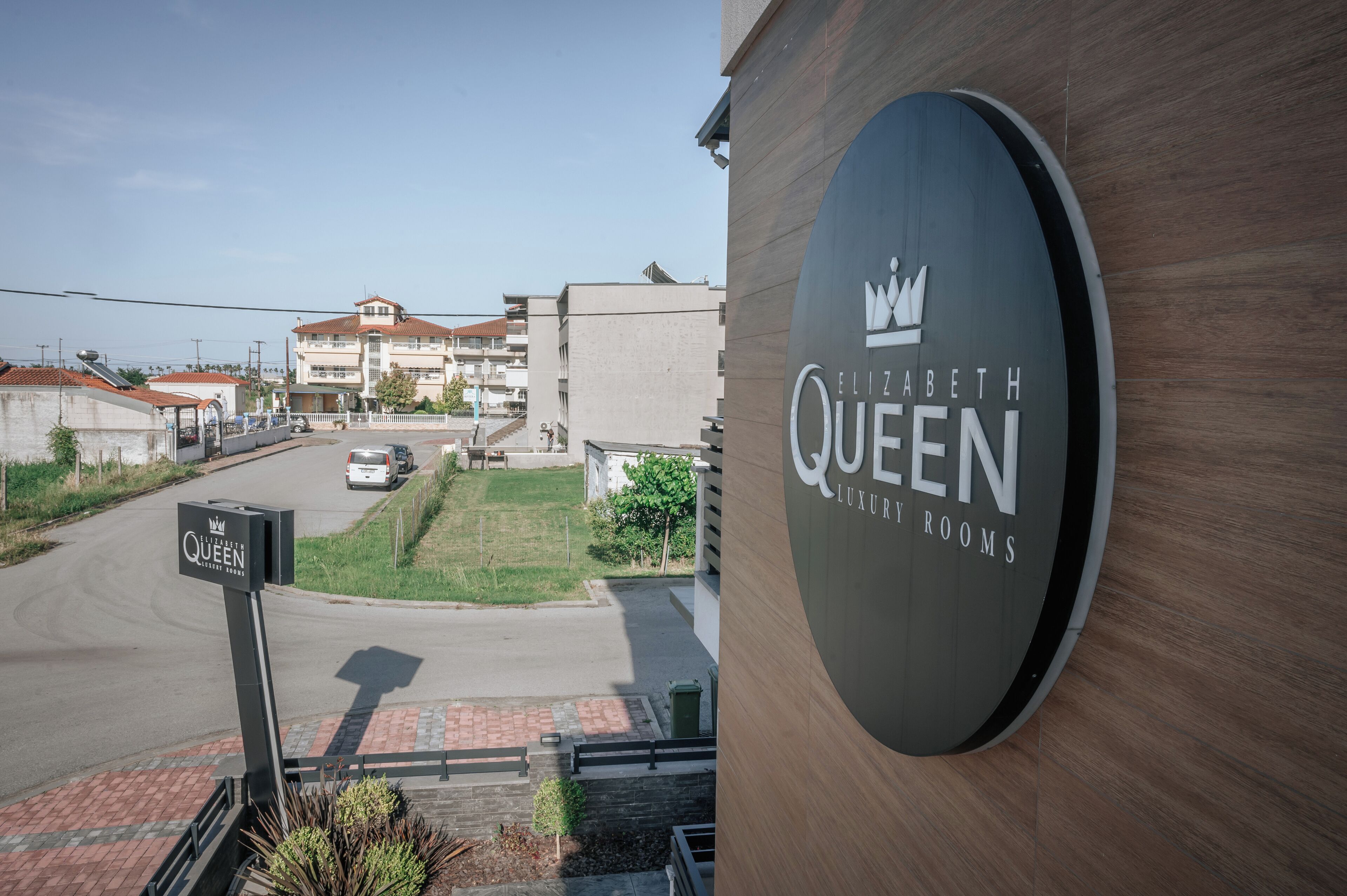 Un immeuble sur lequel on peut lire l’inscription : « Elizabeth Queen, chambres de luxe ».