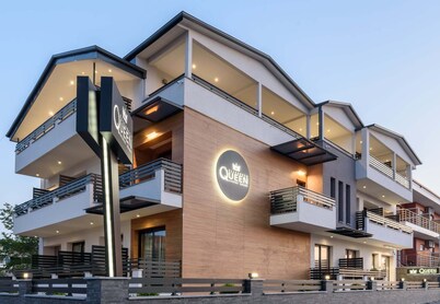 Elizabeth Queen Luxury Rooms