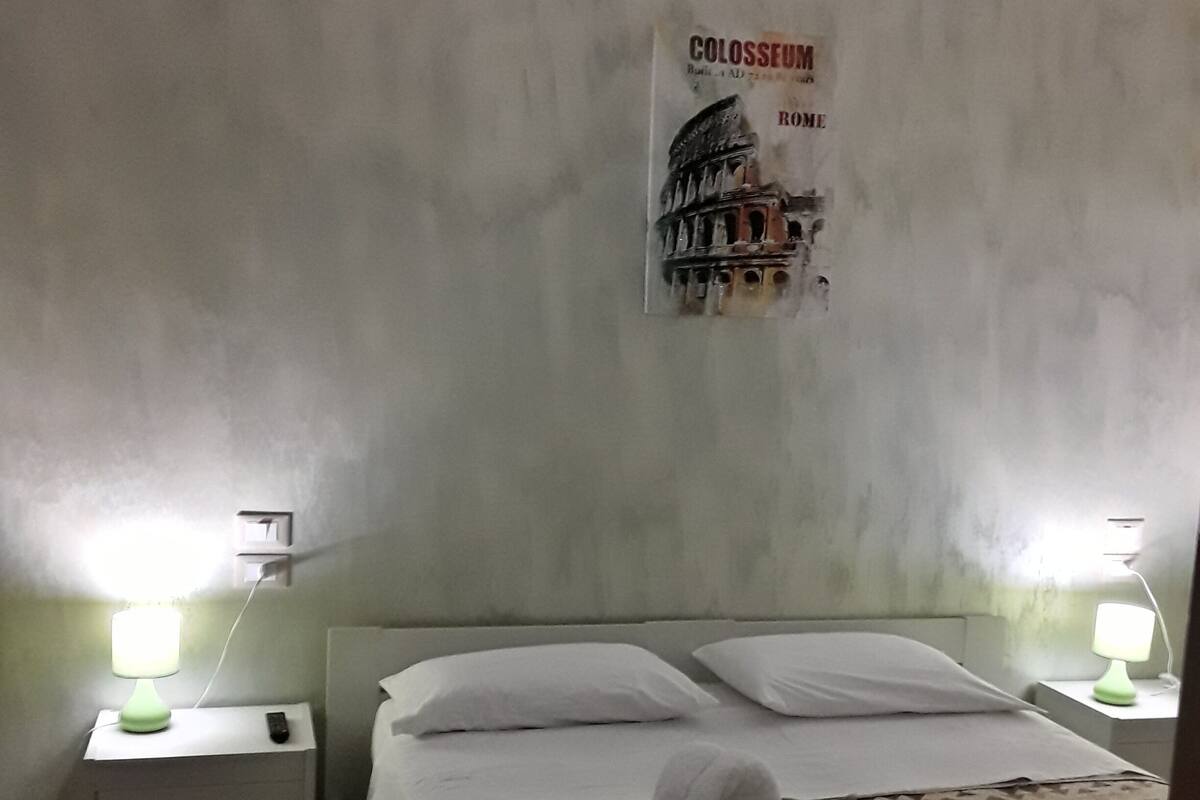 Double or Twin Room, Ground Floor (Rome) | Desk, soundproofing, iron/ironing board, WiFi (free)