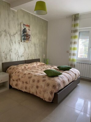 Habitación con 1 cama doble o 2 individuales, planta baja (Rome) | Escritorio, sistema de insonorización, tabla de planchar con plancha