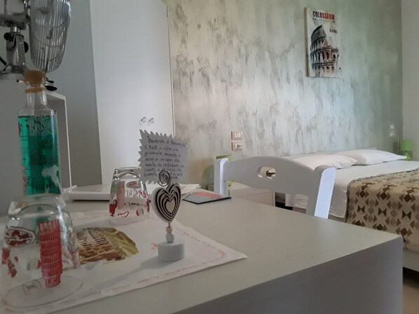 Escritorio, sistema de insonorización y tabla de planchar con plancha