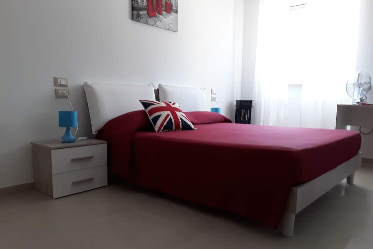 Double Room, Ground Floor (London) | Desk, soundproofing, iron/ironing board, WiFi (free)