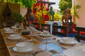 Outdoor dining - Beautiful Nai Harn beach villa (Tambon Rawai)
