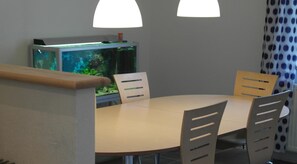 Een koelkast, een microgolfoven, kookgerei, borden en bestek