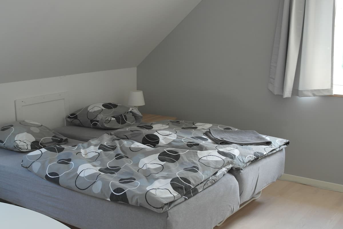 Eenvoudige tweepersoonskamer | Luxe beddengoed, donzen dekbedden, pillowtop-bedden