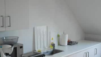 Tủ lạnh, lò vi sóng, dụng cụ nấu nướng/bát dĩa/dao nĩa