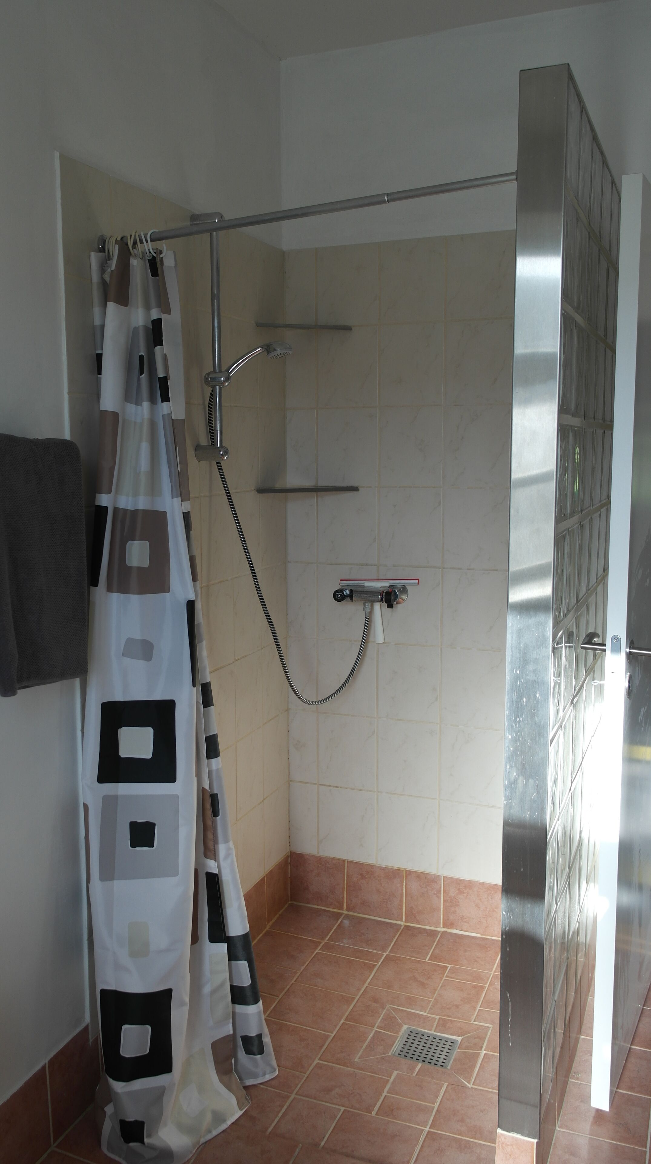 Departamento familiar | Regadera en el baño
