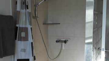 Departamento familiar | Regadera en el baño