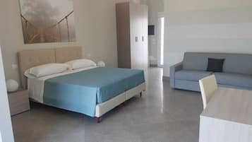 Cofres nos quartos, escrivaninha, espaço de trabalho para notebook