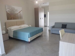 خزنة داخل الغرفة ومكتب ومساحة عمل للكمبيوتر المحمول وستائر تعتيم