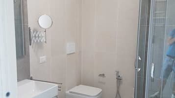 Chuveiro, secador de cabelo, toalhas de banho, sabonete