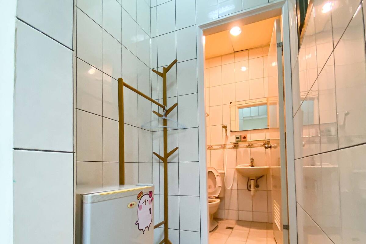 Habitación senior doble, baño en la habitación | Decoración personalizada, escritorio, cortinas blackout y wifi gratis