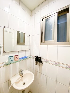 Dusche, Hydromassagedusche, kostenlose Toilettenartikel, Haartrockner